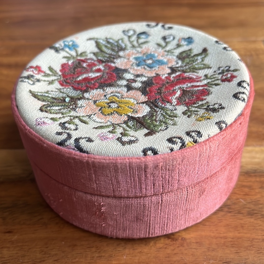 Embroidered velvet trinket box made in Italy